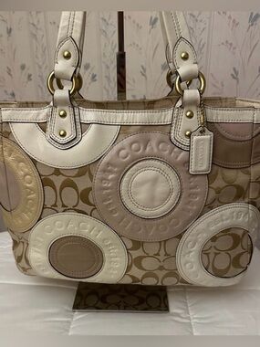 Vintage Coach Circle Patchwork Tote. M1193-F19042.